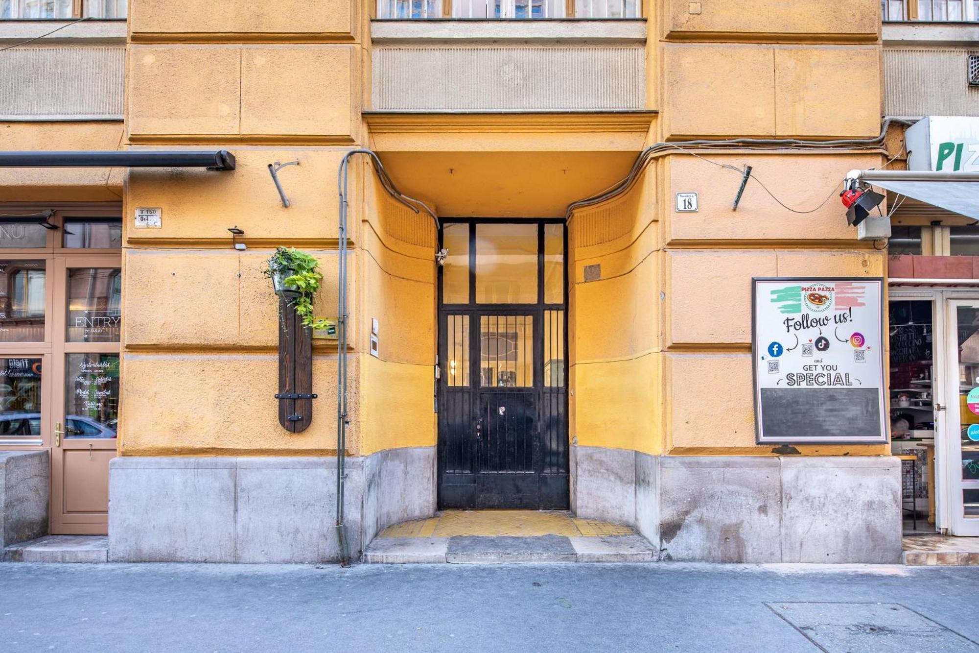 Very Central - Small Studio For Solo Traveller Budapest Bagian luar foto
